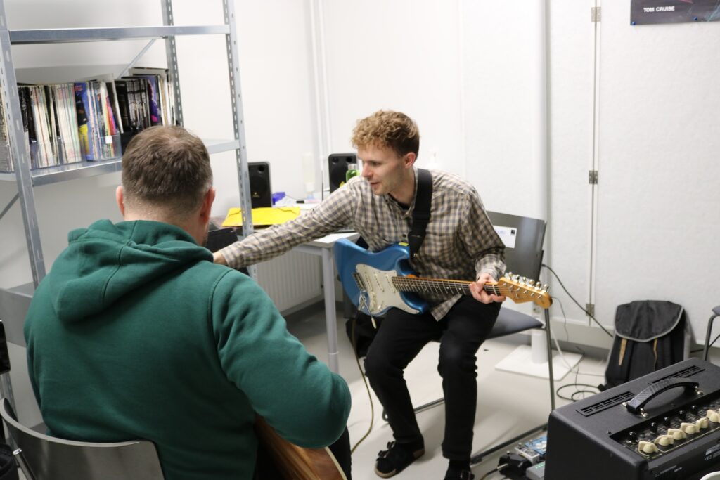 Kitaran yksityisopetus tunnilla, opettaja ohjaa oppilasta.