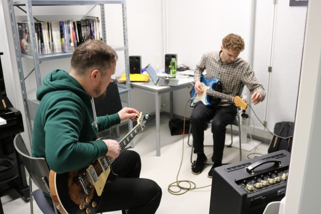 Kitaran yksityisopetus tunnilla, opettaja ohjaa oppilasta.