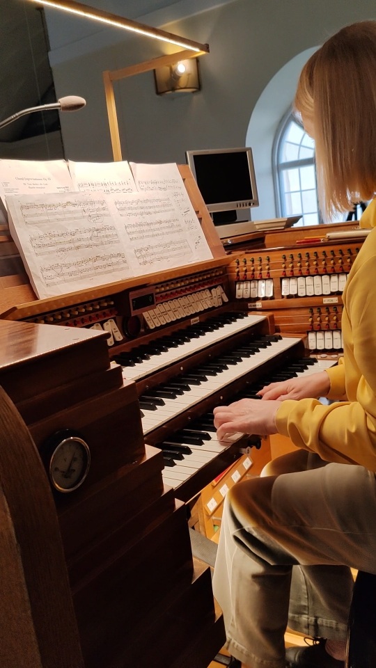 Henkilö soittaa urkuja.