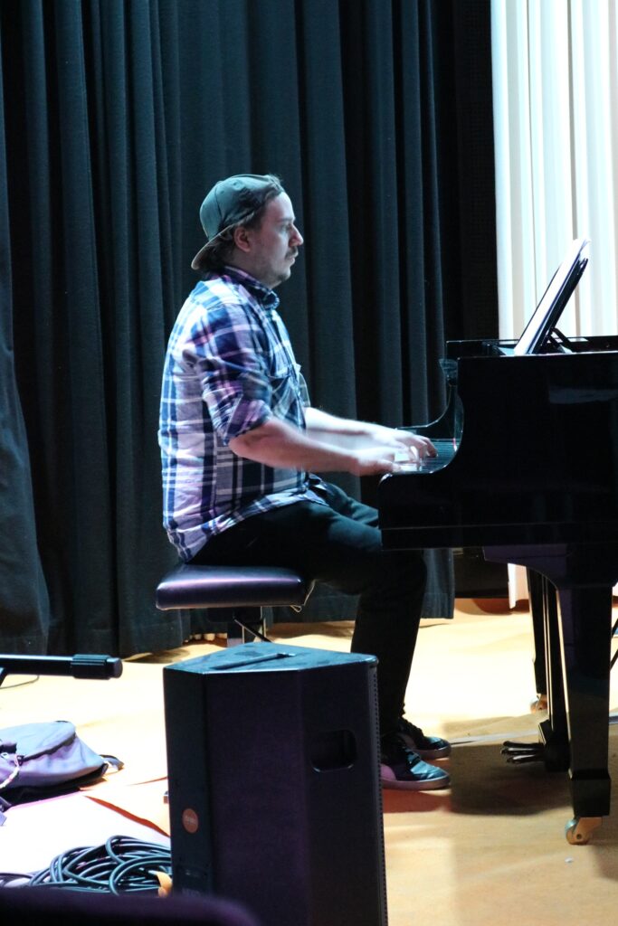 Henkilö soittaa pianoa.