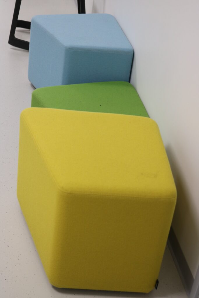 Kolme erikokoista ja -väristä rahia.