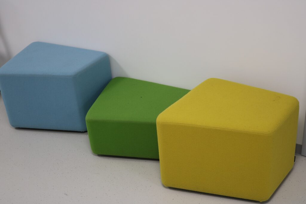 Kolme erikokoista ja -väristä rahia.