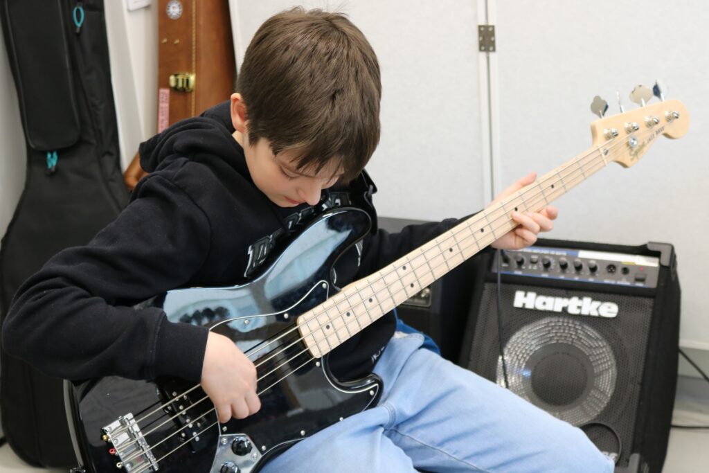 Nuori basisti harjoittelee soittamista.