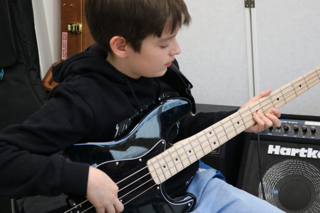 Nuori basisti harjoittelee soittamista.