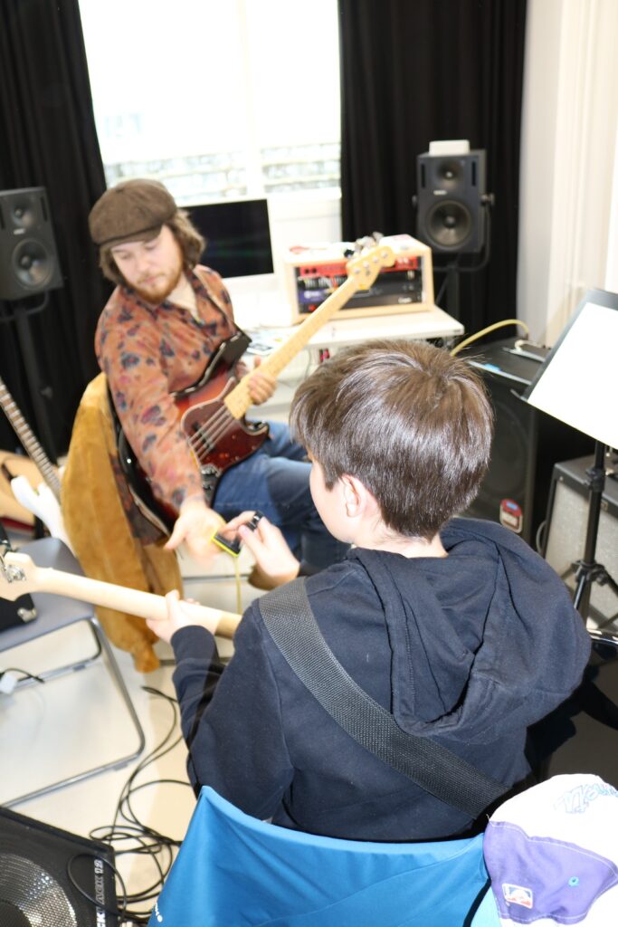 Basson yksityisopetustunnilla, opettaja ohjaa oppilasta.